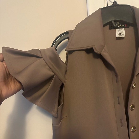 Cold shoulder front buttons with big pleats midi dress.  Like new! Worn once! - Picture 4 of 4